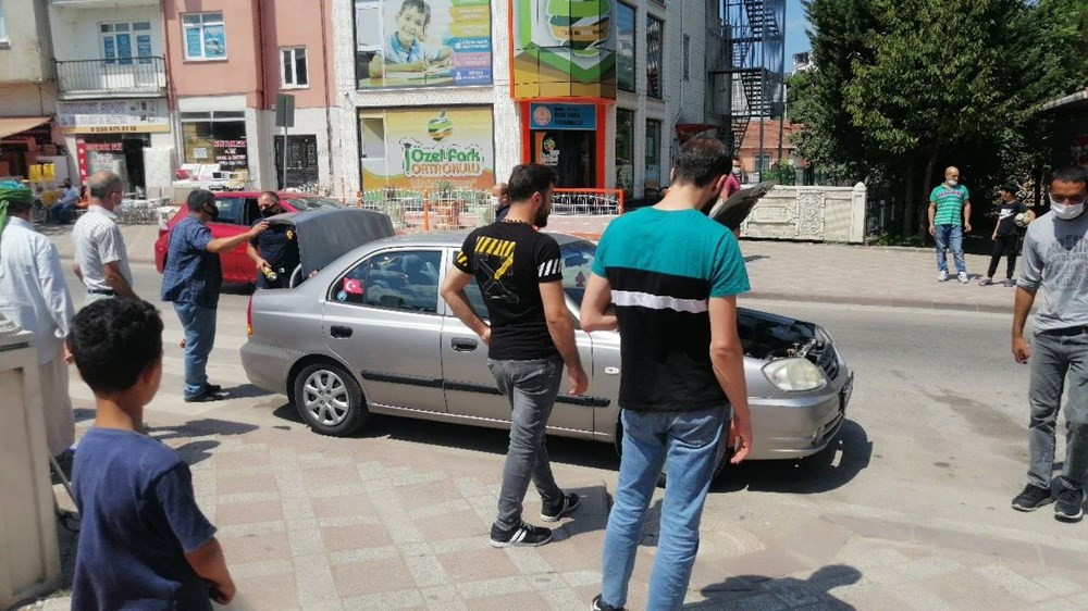 Kediden kaçan yılana tazyikli suyla müdahale