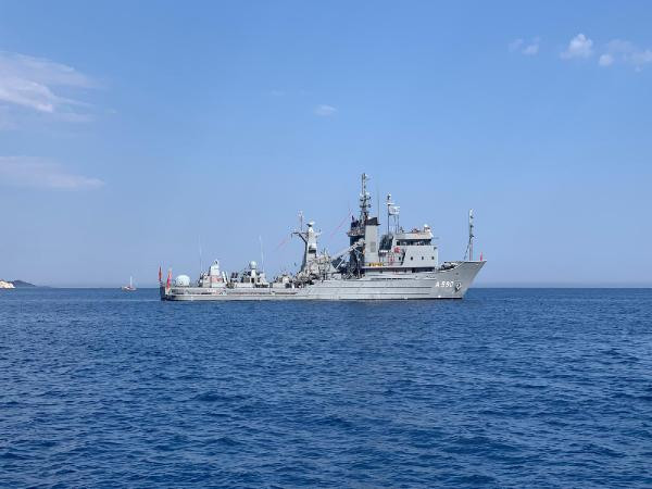 Türk ve Yunan savaş gemilerinin bekleyişi sürüyor