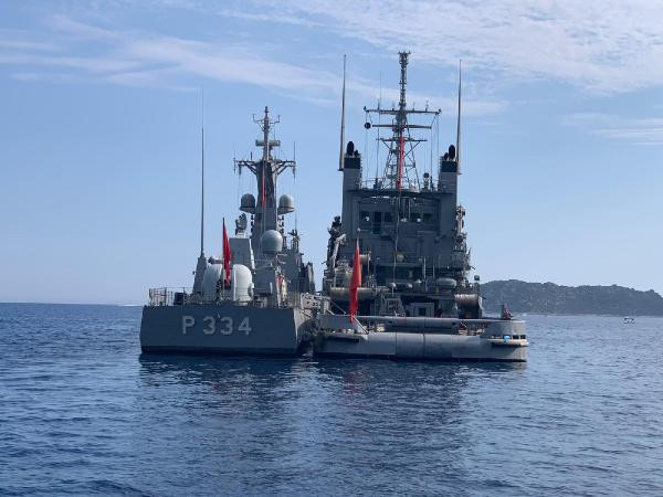 Türk ve Yunan savaş gemilerinin bekleyişi sürüyor