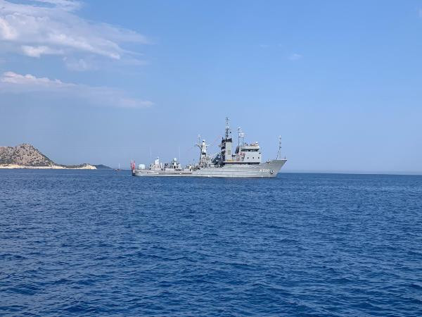 Türk ve Yunan savaş gemilerinin bekleyişi sürüyor
