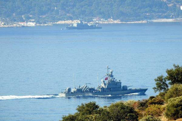 Türk ve Yunan savaş gemilerinin bekleyişi sürüyor