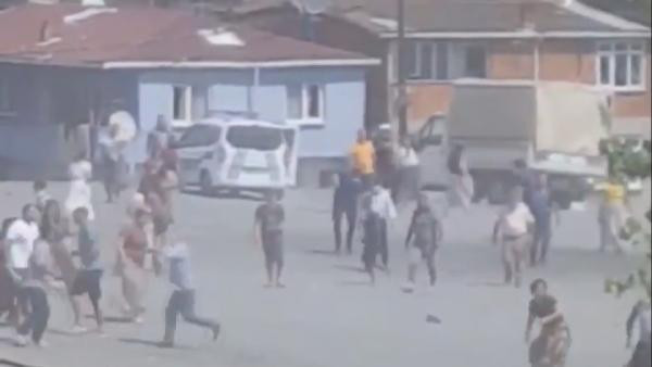 İstanbul'da savaş gibi kavga! Onlarca kişi birbirine girdi