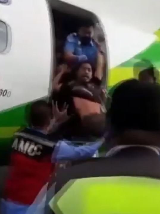 Uçakta akılalmaz olay! Saçından tutup yaka paça attılar