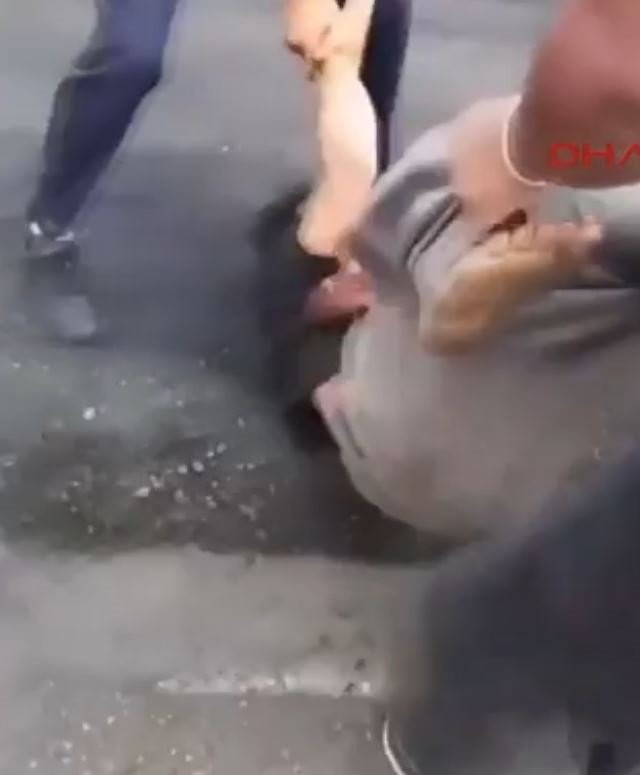 Uçakta akılalmaz olay! Saçından tutup yaka paça attılar
