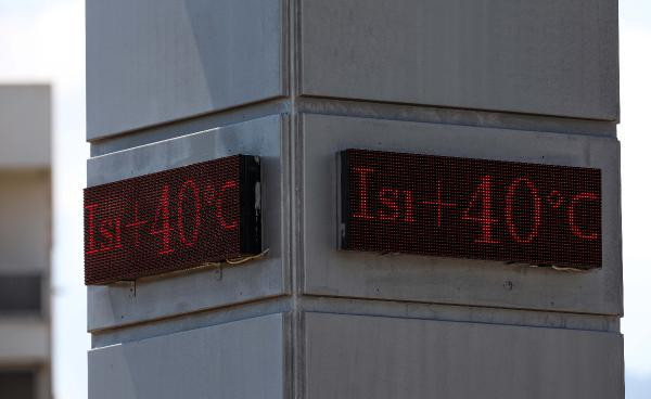 Antalya kavruluyor! Termometreler 40 dereceyi gösterdi