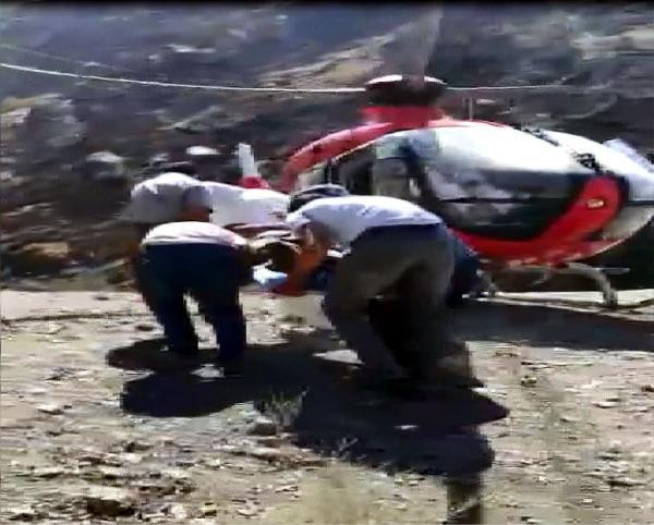 Korona hastası, 2 bin 500 rakımdan ambulans helikopterle böyle alındı