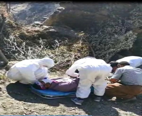 Korona hastası, 2 bin 500 rakımdan ambulans helikopterle böyle alındı