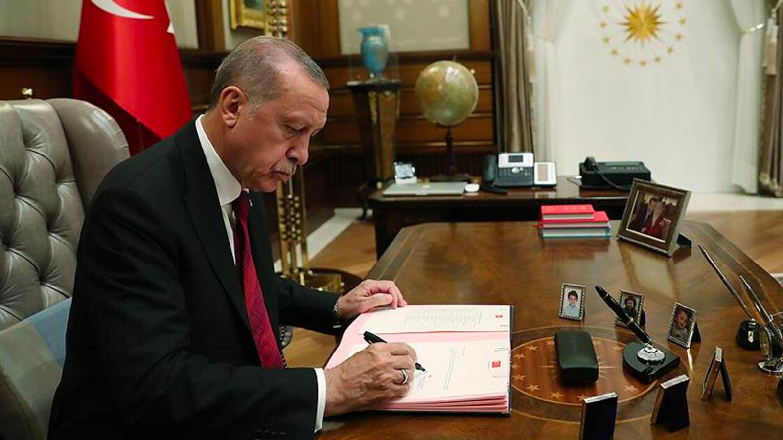 Erdoğan'ın önünde bekleyen dosyalar dağ oldu
