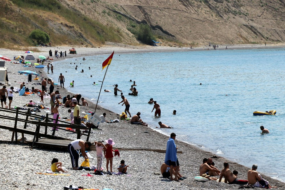 Türkiye'de eşi yok! Van'ın mavi bayraklı plajına tatilci akını - Resim: 3