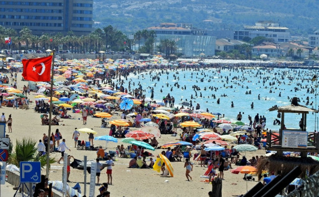 Çeşme tıklım tıklım! Adım atacak yer kalmadı