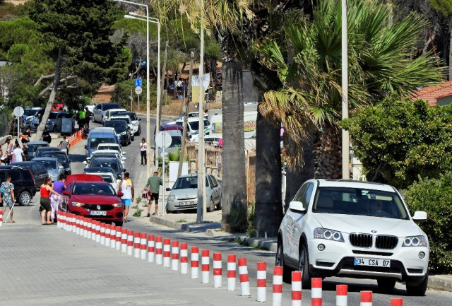 Çeşme tıklım tıklım! Adım atacak yer kalmadı
