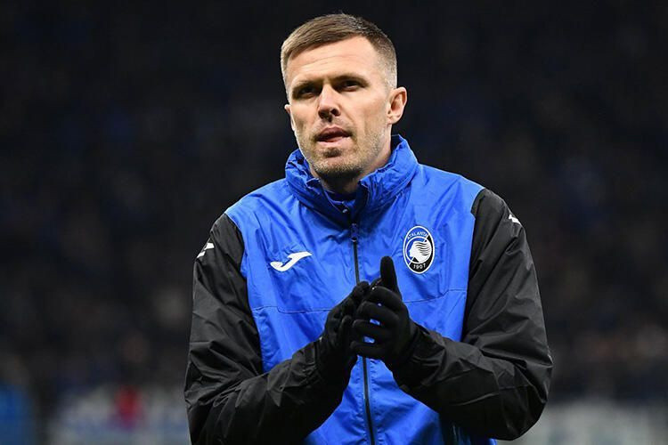 Yıldız futbolcu karısını başka bir adamla yakaladı!