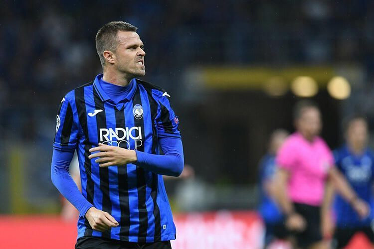 Yıldız futbolcu karısını başka bir adamla yakaladı!