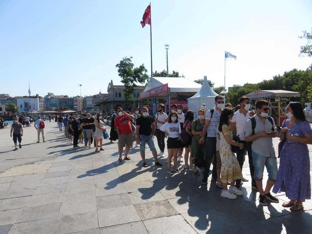 Adalar iskelesinde mesafesiz yoğunluk