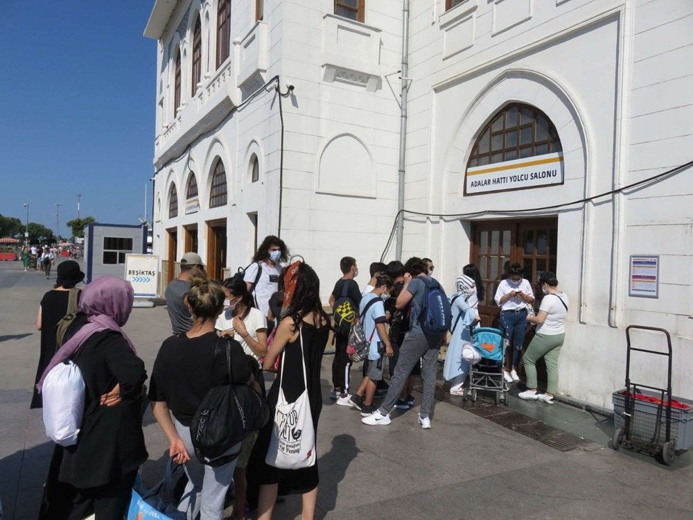 Adalar iskelesinde mesafesiz yoğunluk