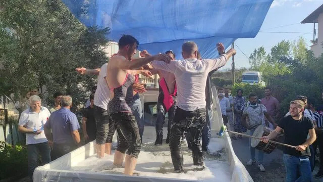 Böyle gelenek görülmedi! Kadın mayosu giydirip kamyonet kasasında yıkadılar