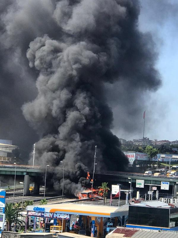 İstanbul'da metrobüs yangını! Yolcular son anda kaçtı - Resim: 3
