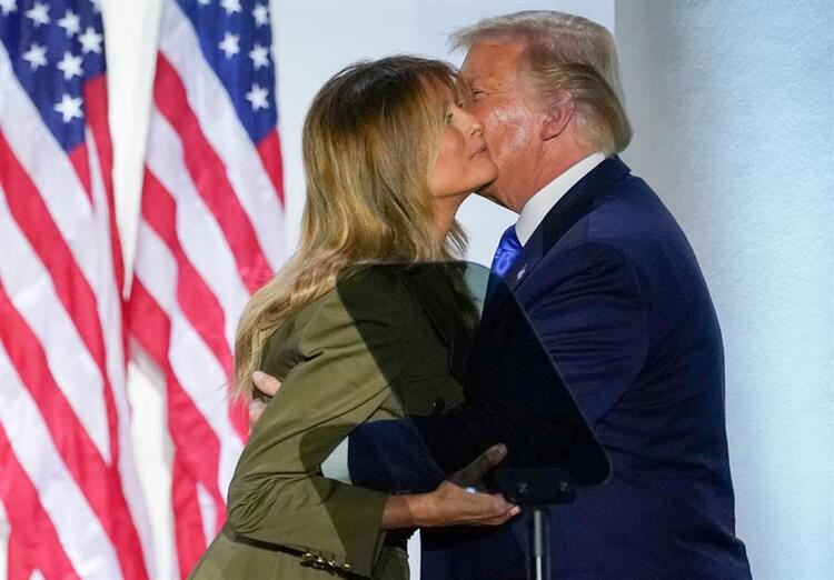Trump yine başaramadı! Eşi Melania dudağından öptürmedi