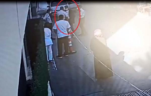 Hastanede eski eşini öldürmek isteyen adamı, güvenlik görevlileri yakalattı