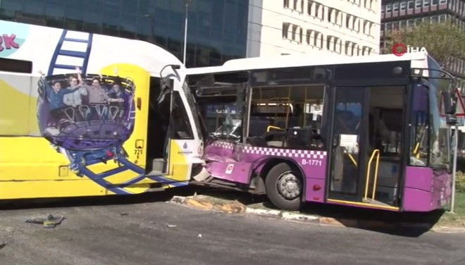 İstanbul'da tramvay otobüse çarptı! Seferler durduruldu - Resim : 1