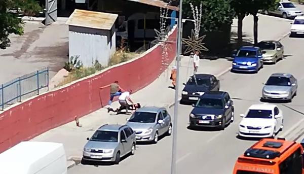 Annesini döven gence tekme tokat dayak!
