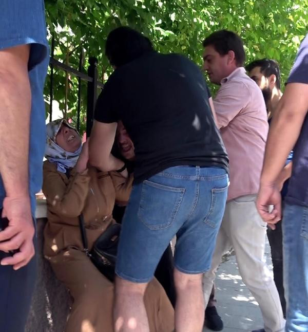 Annesini döven gence tekme tokat dayak!