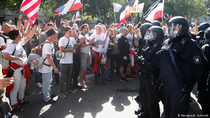 Korona tedbirlerini protesto eden eylemcileri polis dağıttı
