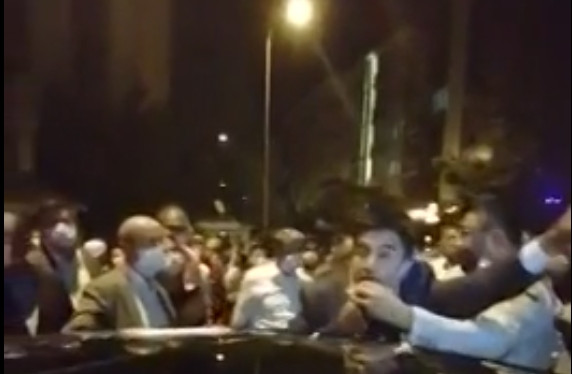 30 Ağustos yürüyüşünde CHP'li vekile polis tekmesi!