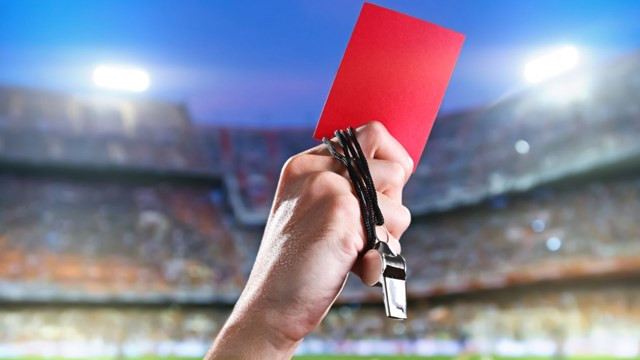 Futbola koronavirüs önlemi! Kasıtlı öksüren futbolcuya kırmızı kart