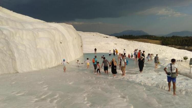 Türkiye'nin ''beyaz cenneti'' Pamukkale'de rezil görüntüler