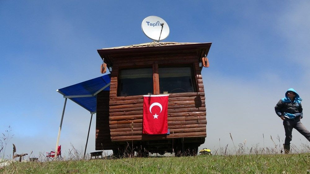 Eski minibüsü ev görünümlü karavana dönüştürdü!