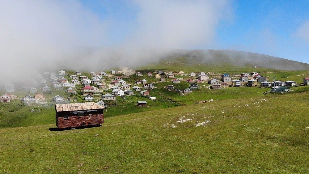 Eski minibüsü ev görünümlü karavana dönüştürdü!
