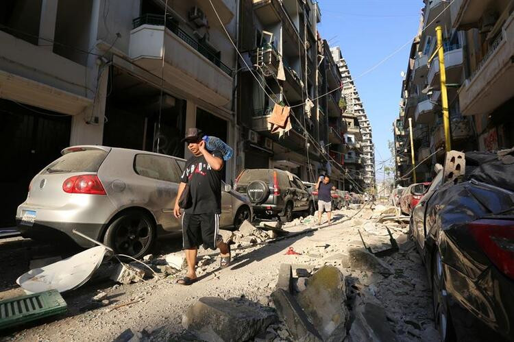 Dev patlamanın ardından Beyrut sokakları görüntülendi