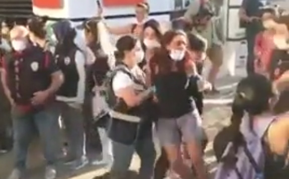 İstanbul Sözleşmesi eyleminde kadınlara polis müdahalesi