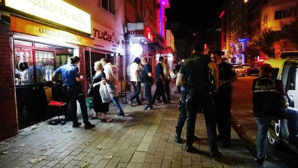 Restoranda silahlar konuştu: 2 yaralı!