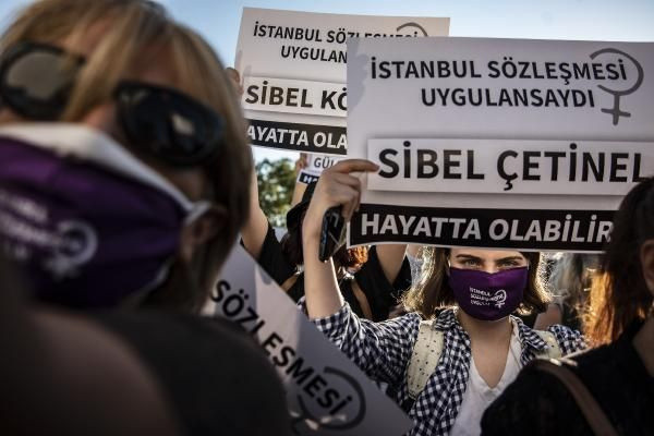İstanbul'da yüzlerce kadın kadına şiddete karşı bir araya geldi