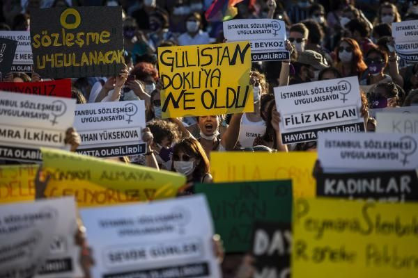 İstanbul'da yüzlerce kadın kadına şiddete karşı bir araya geldi