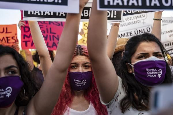 İstanbul'da yüzlerce kadın kadına şiddete karşı bir araya geldi