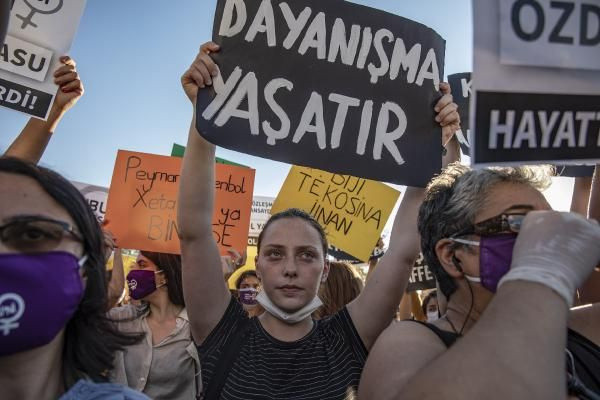 İstanbul'da yüzlerce kadın kadına şiddete karşı bir araya geldi
