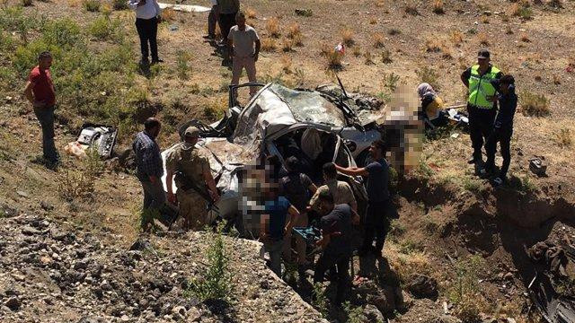 Ağrı'da korkunç kaza: 3 kişi hayatını kaybetti