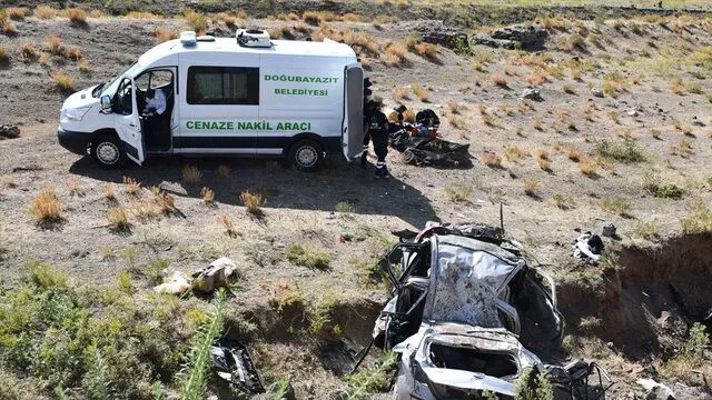 Ağrı'da otomobil şarampole yuvarlandı: 4 kişi hayatını kaybetti