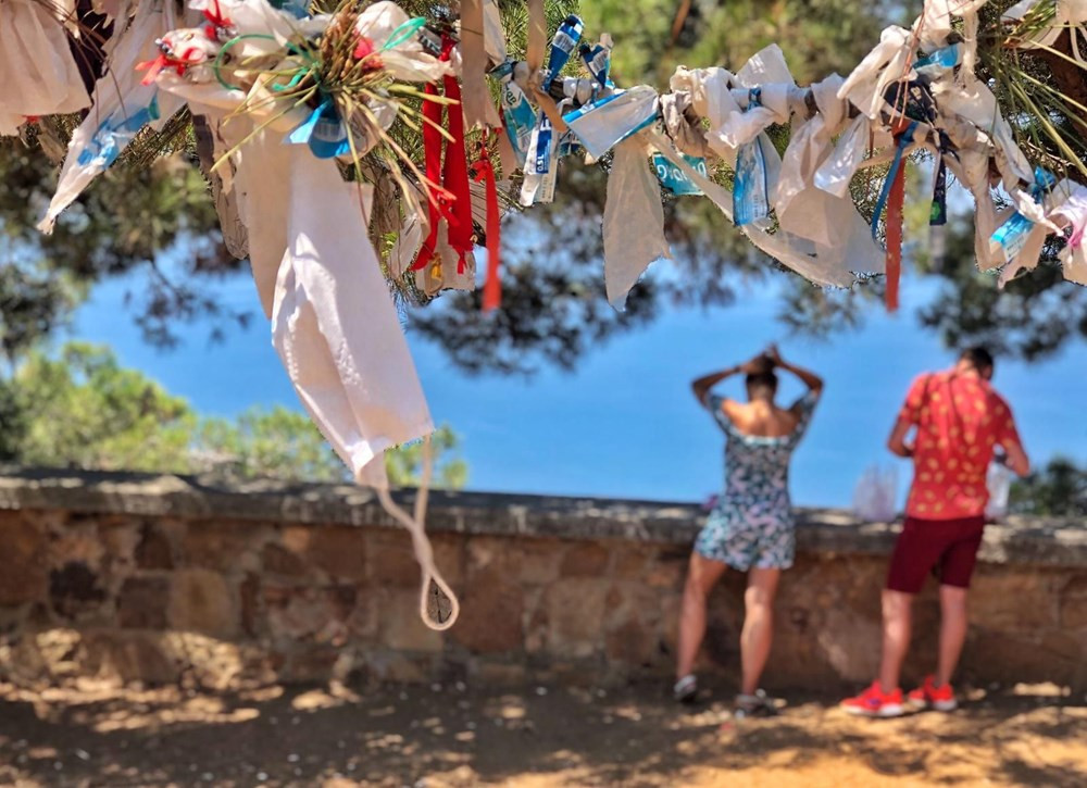 Büyükada'da skandal görüntüler! Dilek dilemek için maske astılar