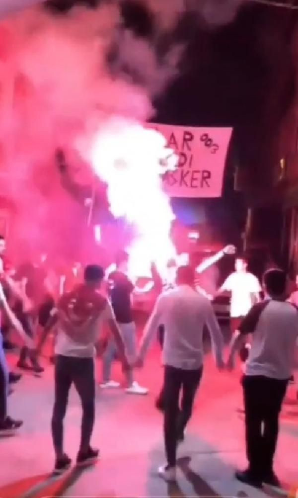 Sokak düğünü ve asker eğlencesinde koronavirüse rağmen halay çektiler
