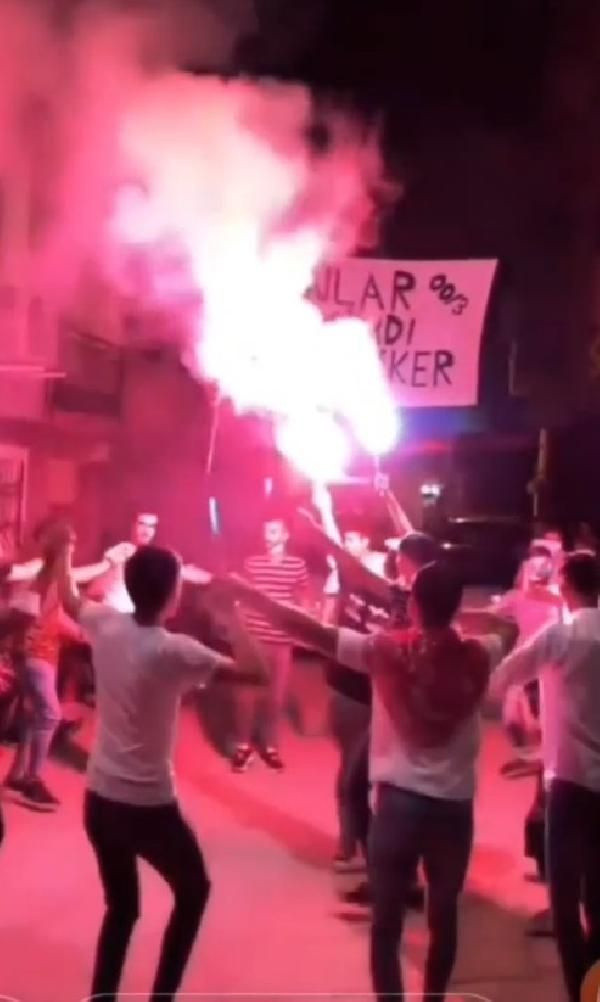 Sokak düğünü ve asker eğlencesinde koronavirüse rağmen halay çektiler