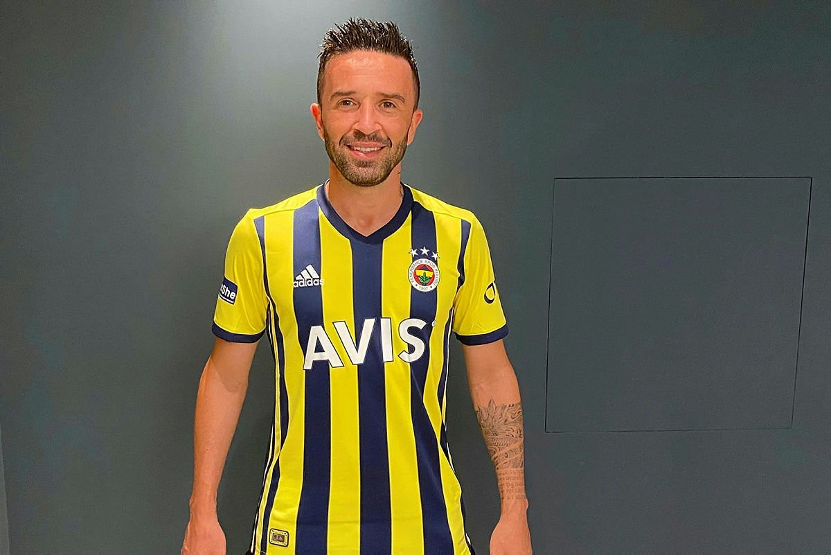 Emre Belözoğlu'dan 6 transfer daha