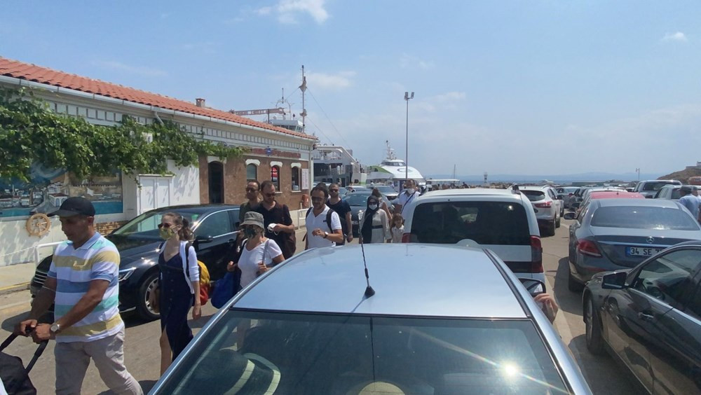 Bozcaada'ya tatilci akını! Adım atacak yer kalmadı