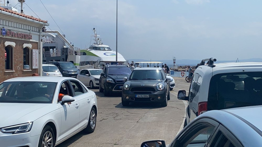 Bozcaada'ya tatilci akını! Adım atacak yer kalmadı