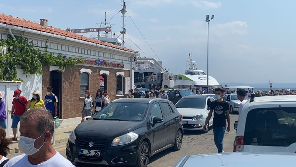 Bozcaada'ya tatilci akını! Adım atacak yer kalmadı
