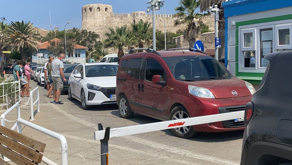 Bozcaada'ya tatilci akını! Adım atacak yer kalmadı