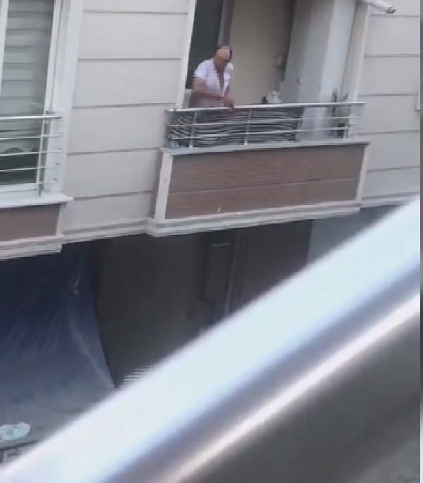 Sosyal medya bu videoyu konuşuyor! Akrabasıyla tartışırken balkondan düştü